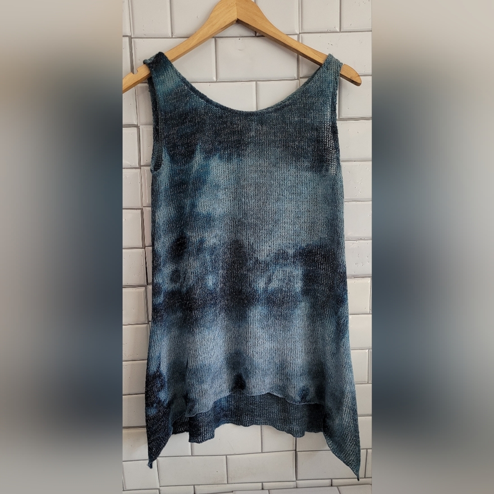 Staples Ladies Sleeveless Lightweight Sweater Knit Top Color Marbled Blue Cream